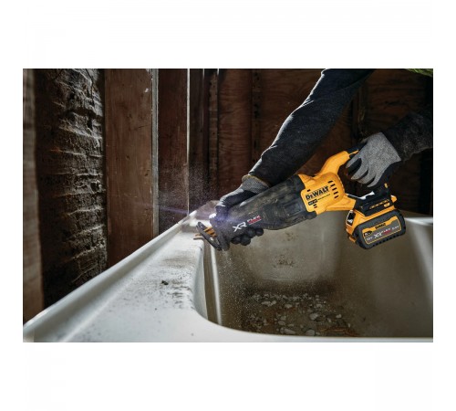 Пила сабельная аккумуляторная DeWalt DCS 386NT