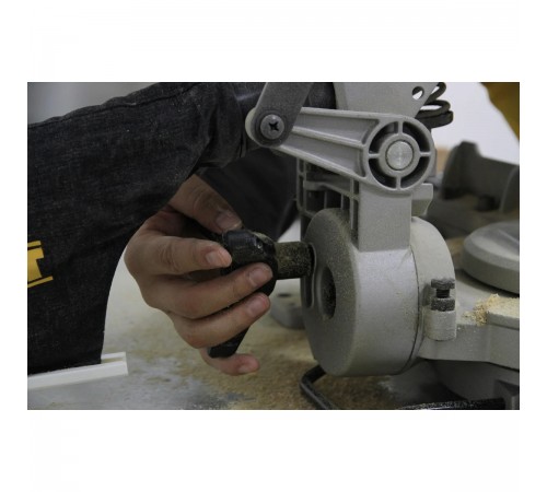 Пила торцовочная DEWALT DW 714