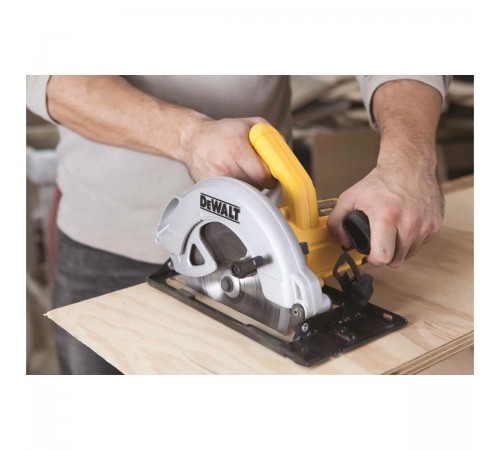 Циркулярная пила DeWalt DWE 560