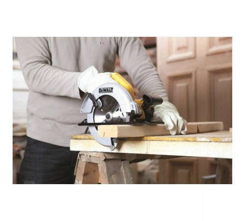 Циркулярная пила DeWalt DWE 560B