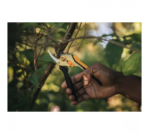 1057163 Секатор Fiskars плоскостной Solid P331 металлический