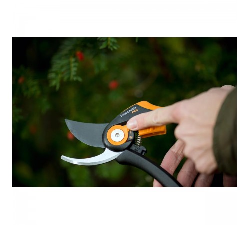 111610 Секатор Fiskars плоскостной Smartfit P68