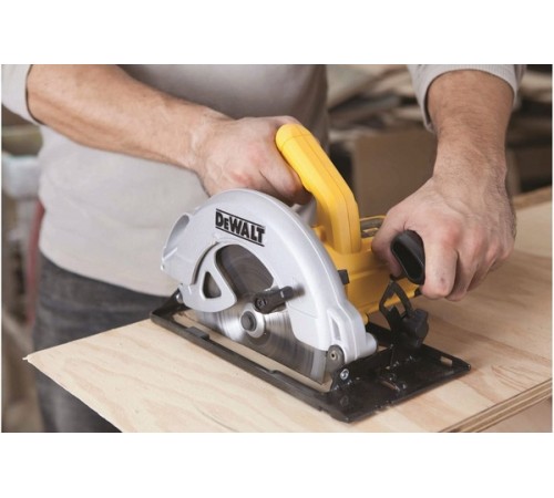 Циркулярная пила DeWalt DWE 560B