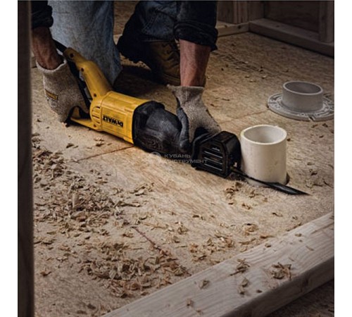 Пила сабельная DeWalt DWE 305PK