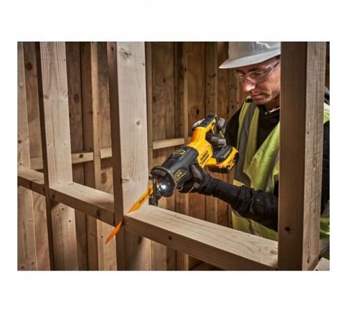 Пила сабельная  аккумуляторная DeWalt DCS 382 N XR 18V Li-Ion