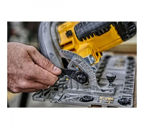 Пила циркулярная DeWalt DWE 576K