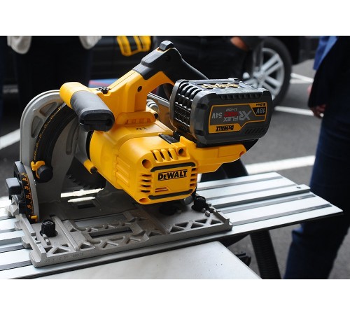 Пила дисковая аккумуляторная DeWalt DCS 520NT-XJ