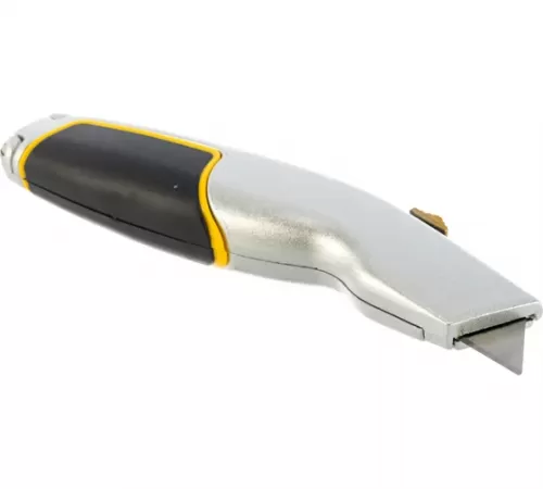 09144 Нож STAYER MASTER металлический обрезиненный корпус, выдвижное лезвие